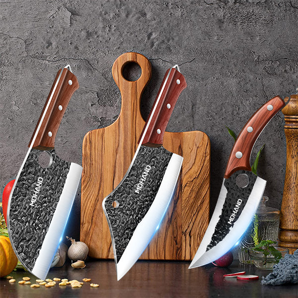 Hand-forged slagersmesset of high-quality carbon steel with ergonomic wooden handle