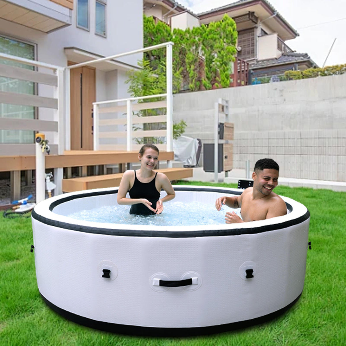Large round hot tub for indoor and outdoor, inflatable, with luchtbellenmassage, for 2, 4 or 6 persons, .